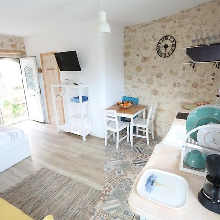 Ravi Boutique Home - 1 Minute Walk From Beach كاليفيس المظهر الخارجي الصورة