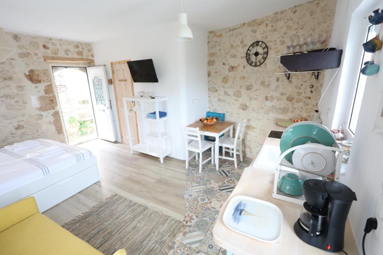 Ravi Boutique Home - 1 Minute Walk From Beach كاليفيس المظهر الخارجي الصورة