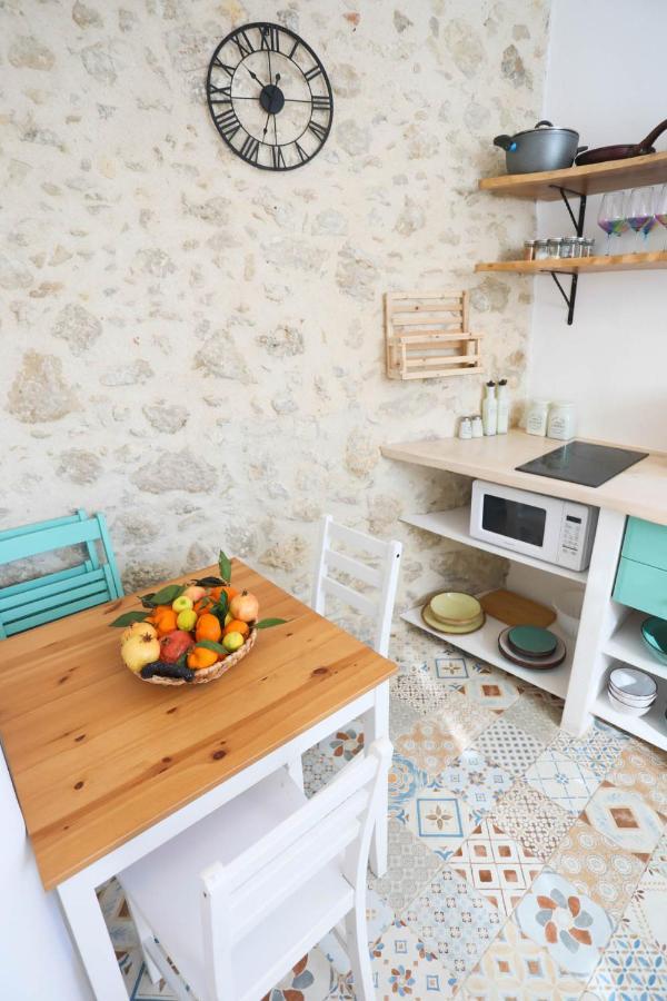 Ravi Boutique Home - 1 Minute Walk From Beach كاليفيس المظهر الخارجي الصورة