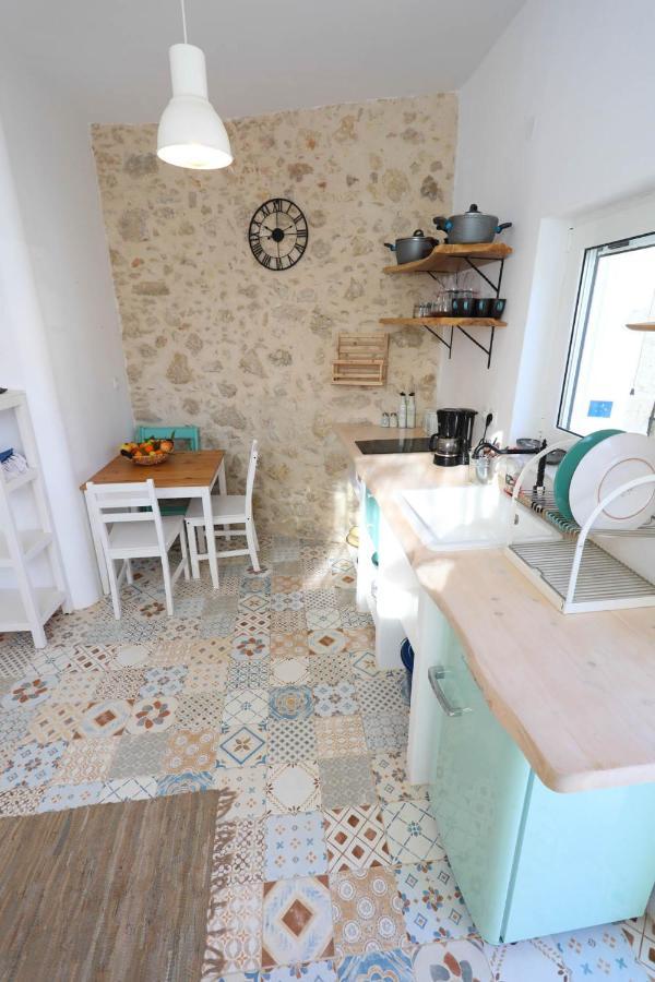 Ravi Boutique Home - 1 Minute Walk From Beach كاليفيس المظهر الخارجي الصورة