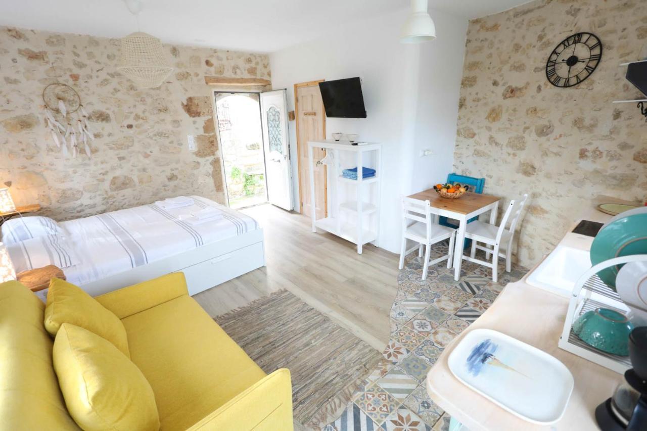 Ravi Boutique Home - 1 Minute Walk From Beach كاليفيس المظهر الخارجي الصورة