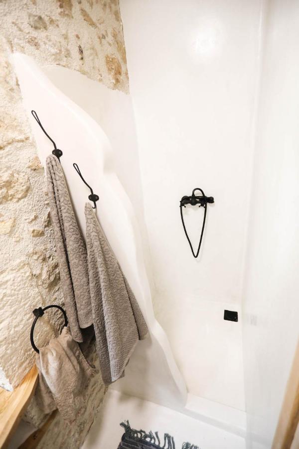 Ravi Boutique Home - 1 Minute Walk From Beach كاليفيس المظهر الخارجي الصورة