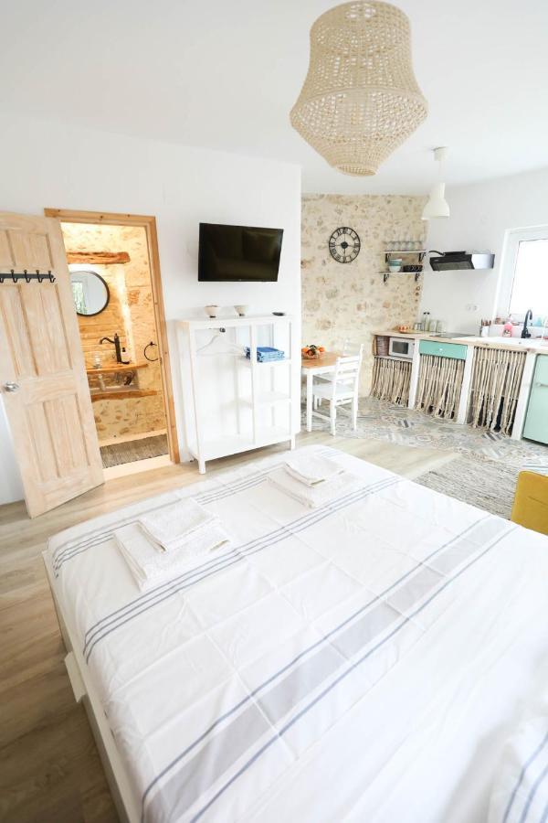Ravi Boutique Home - 1 Minute Walk From Beach كاليفيس المظهر الخارجي الصورة