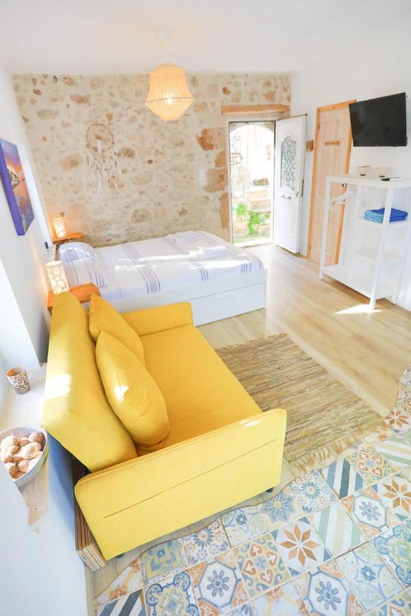 Ravi Boutique Home - 1 Minute Walk From Beach كاليفيس المظهر الخارجي الصورة