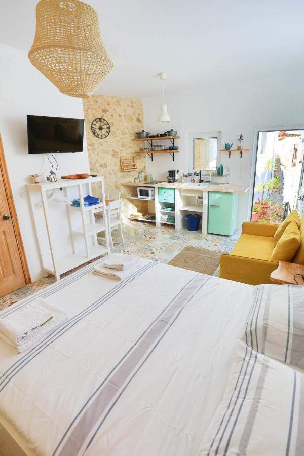 Ravi Boutique Home - 1 Minute Walk From Beach كاليفيس المظهر الخارجي الصورة
