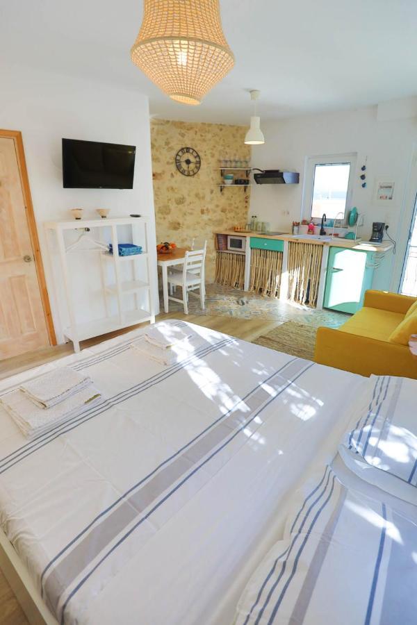Ravi Boutique Home - 1 Minute Walk From Beach كاليفيس المظهر الخارجي الصورة