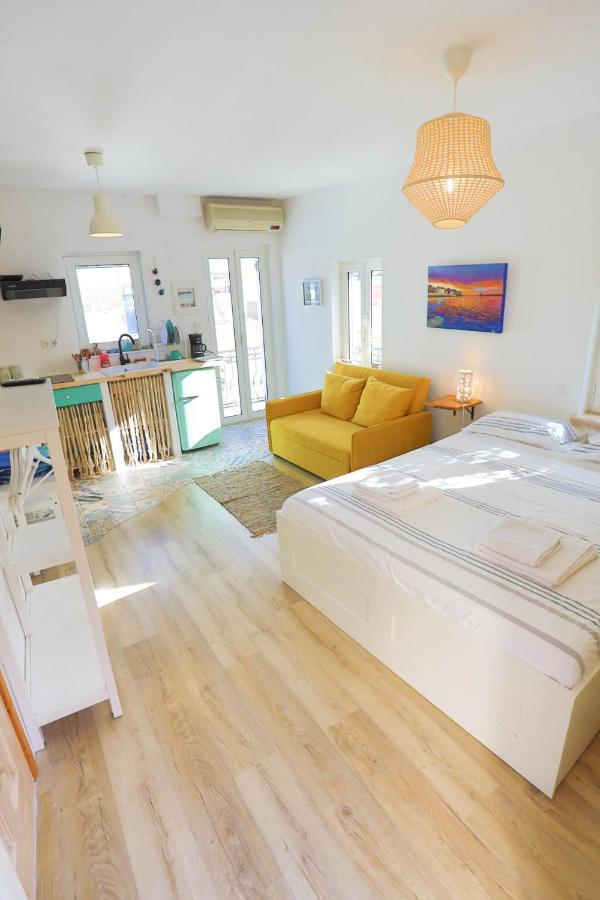 Ravi Boutique Home - 1 Minute Walk From Beach كاليفيس المظهر الخارجي الصورة