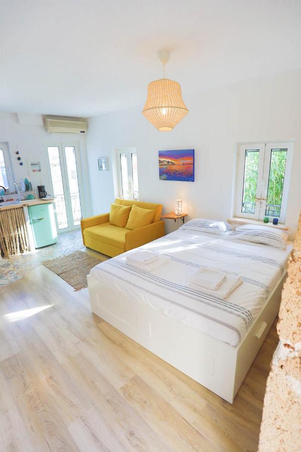 Ravi Boutique Home - 1 Minute Walk From Beach كاليفيس المظهر الخارجي الصورة
