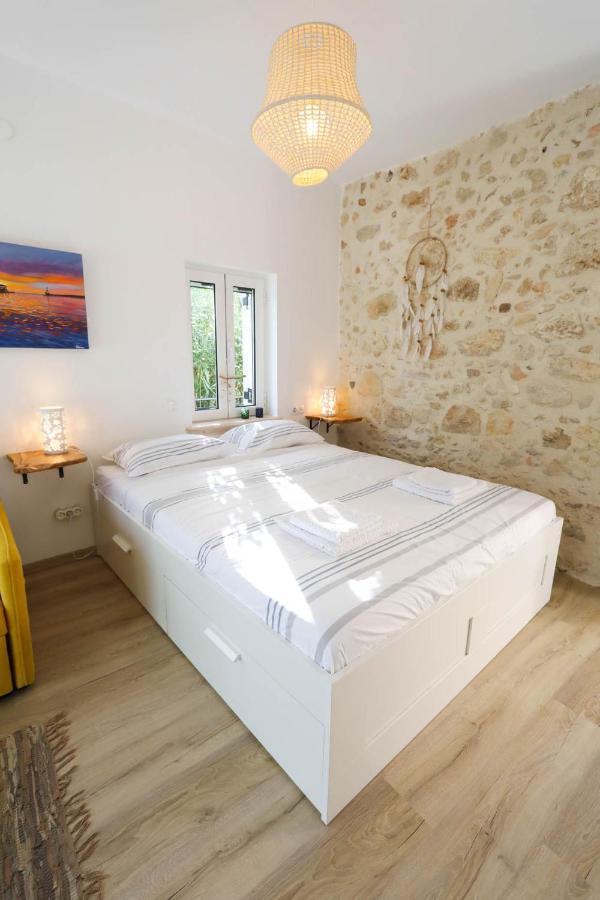 Ravi Boutique Home - 1 Minute Walk From Beach كاليفيس المظهر الخارجي الصورة