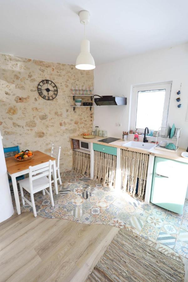Ravi Boutique Home - 1 Minute Walk From Beach كاليفيس المظهر الخارجي الصورة