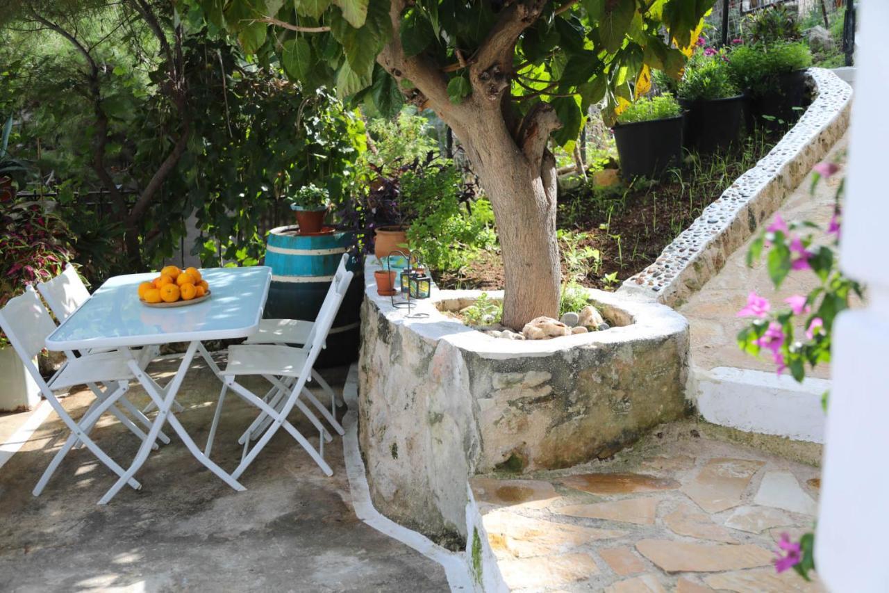 Ravi Boutique Home - 1 Minute Walk From Beach كاليفيس المظهر الخارجي الصورة