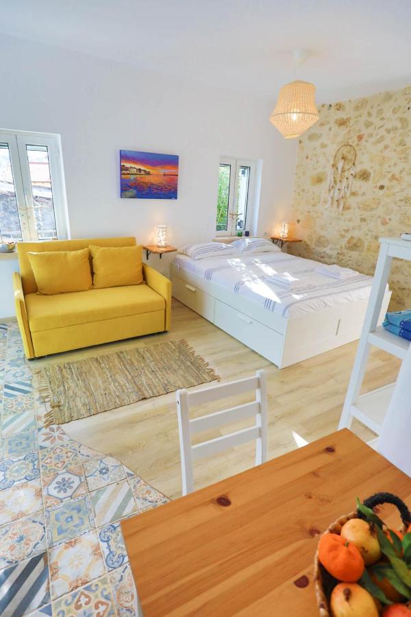 Ravi Boutique Home - 1 Minute Walk From Beach كاليفيس المظهر الخارجي الصورة