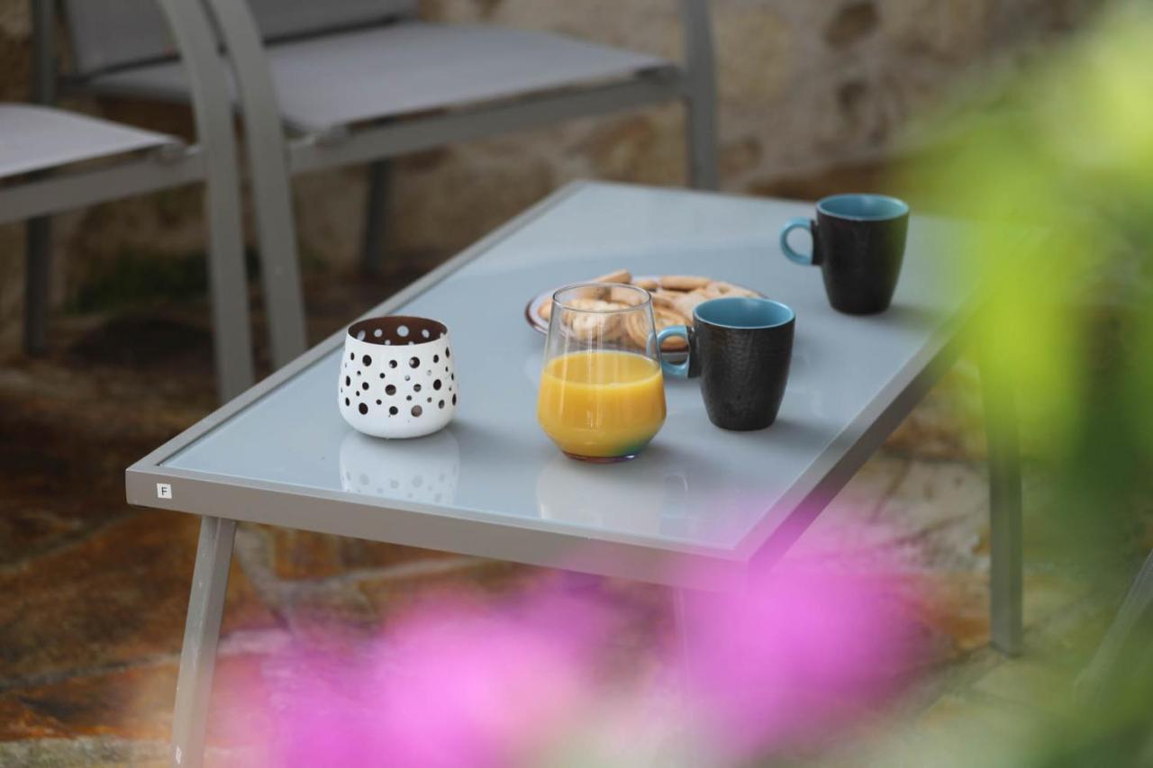 Ravi Boutique Home - 1 Minute Walk From Beach كاليفيس المظهر الخارجي الصورة